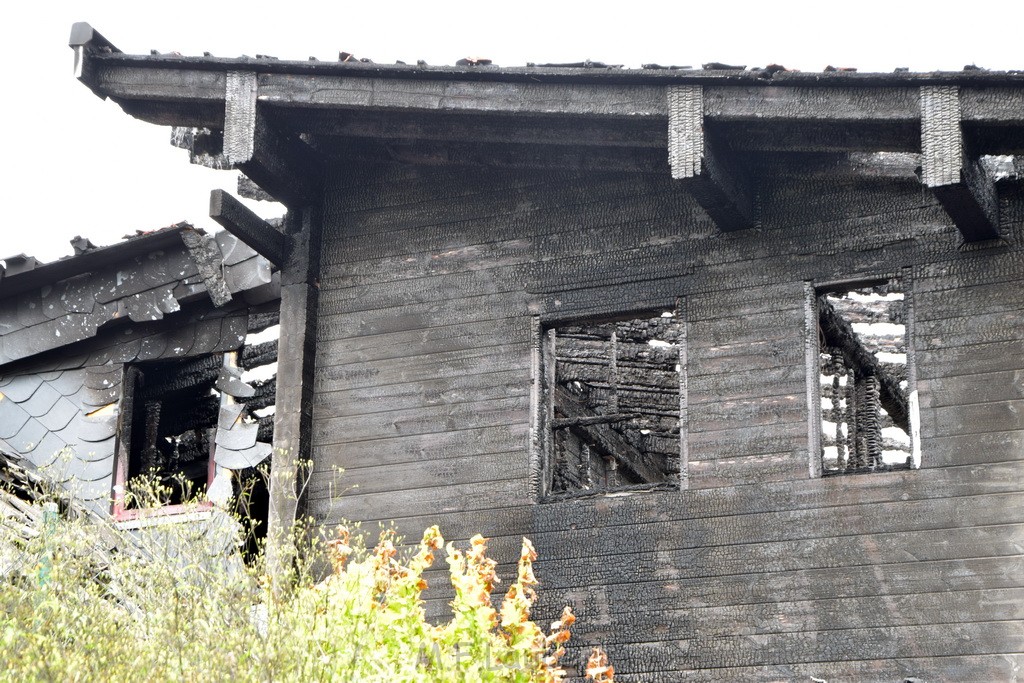 Schwerer Brand in Einfamilien Haus Roesrath Rambruecken P155.JPG - Miklos Laubert